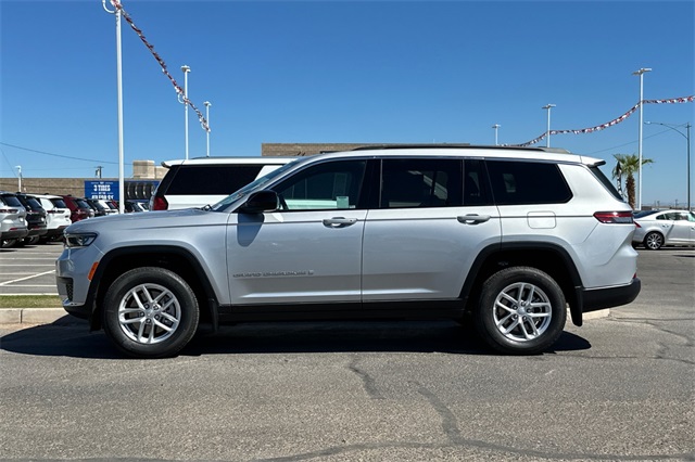 2025 Jeep Grand Cherokee Laredo photo 3