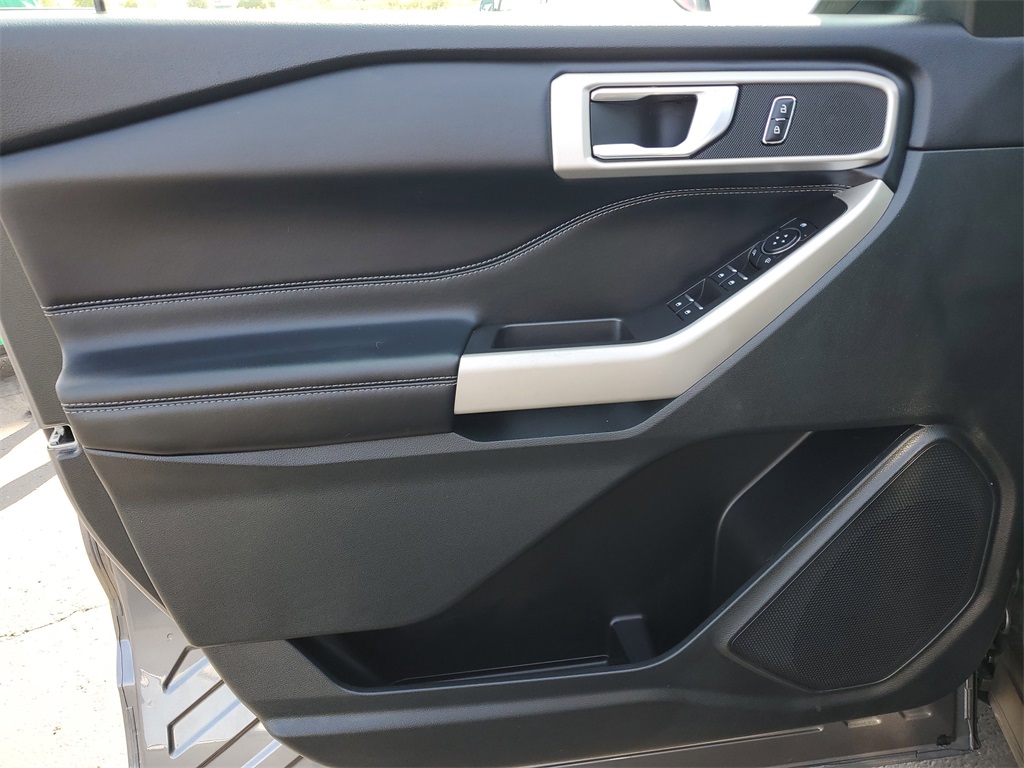 2023 Ford Explorer XLT photo 18