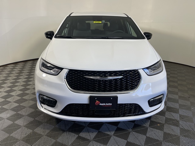 2026 Chrysler Pacifica photo 2