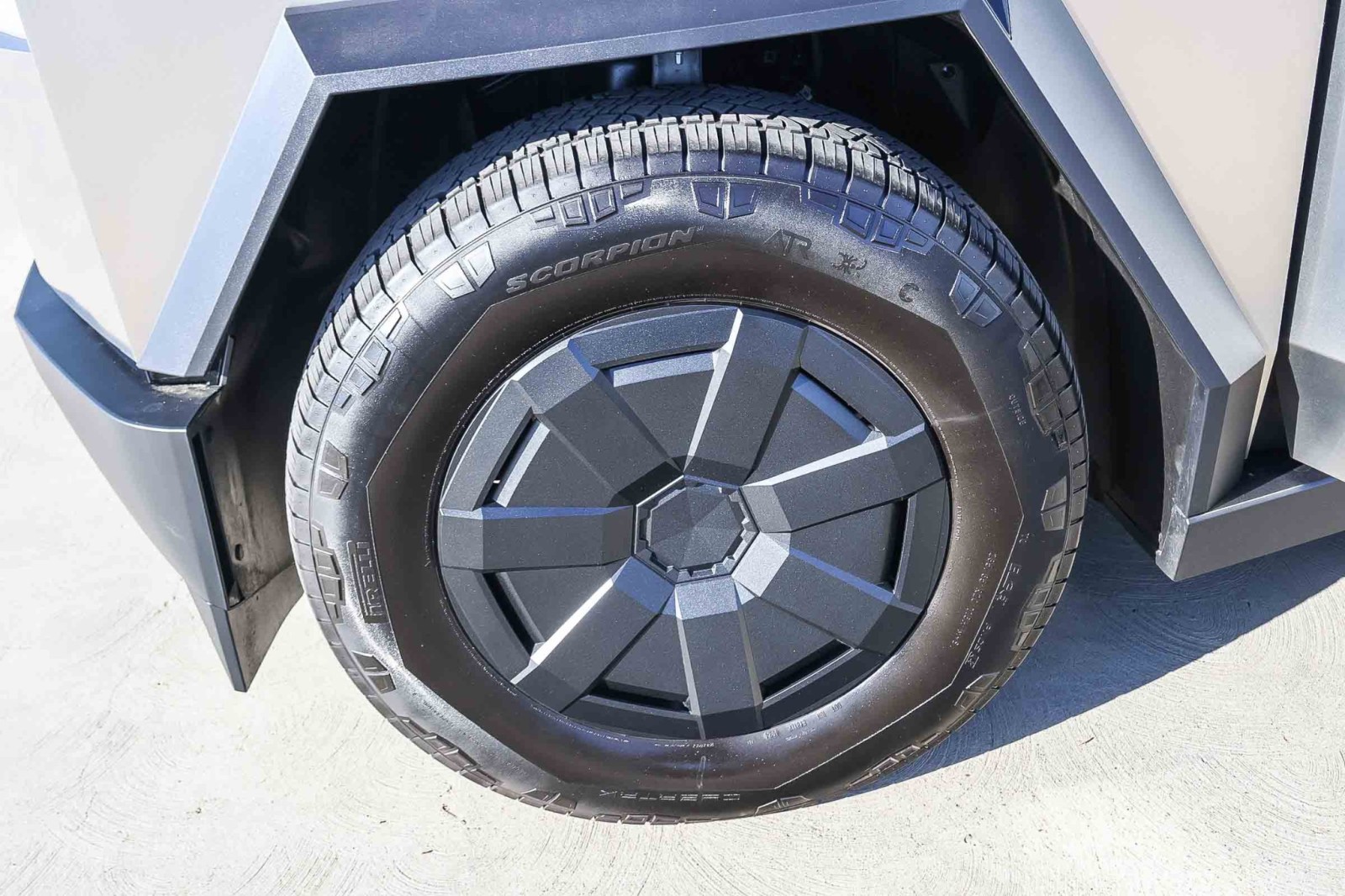 2025 Tesla Cybertruck photo 27