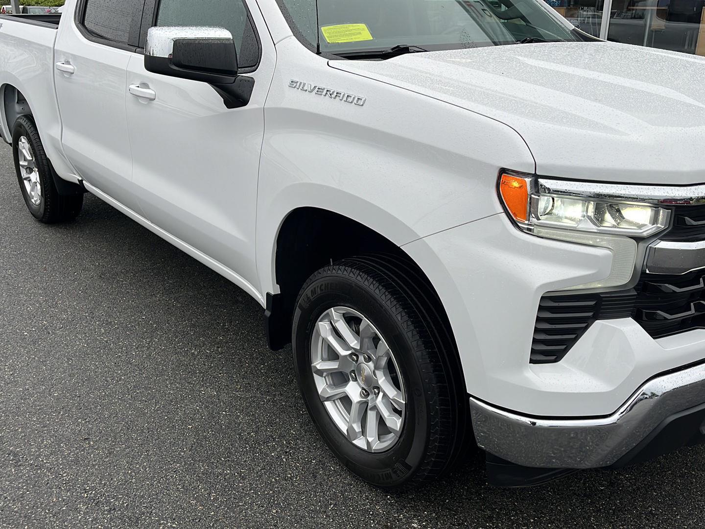 2022 Chevrolet Silverado 1500 LT photo 2