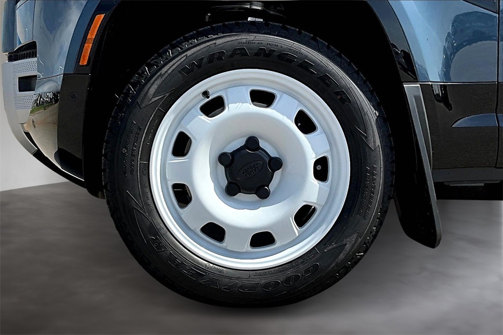2025 Land Rover Defender 110 S photo 9