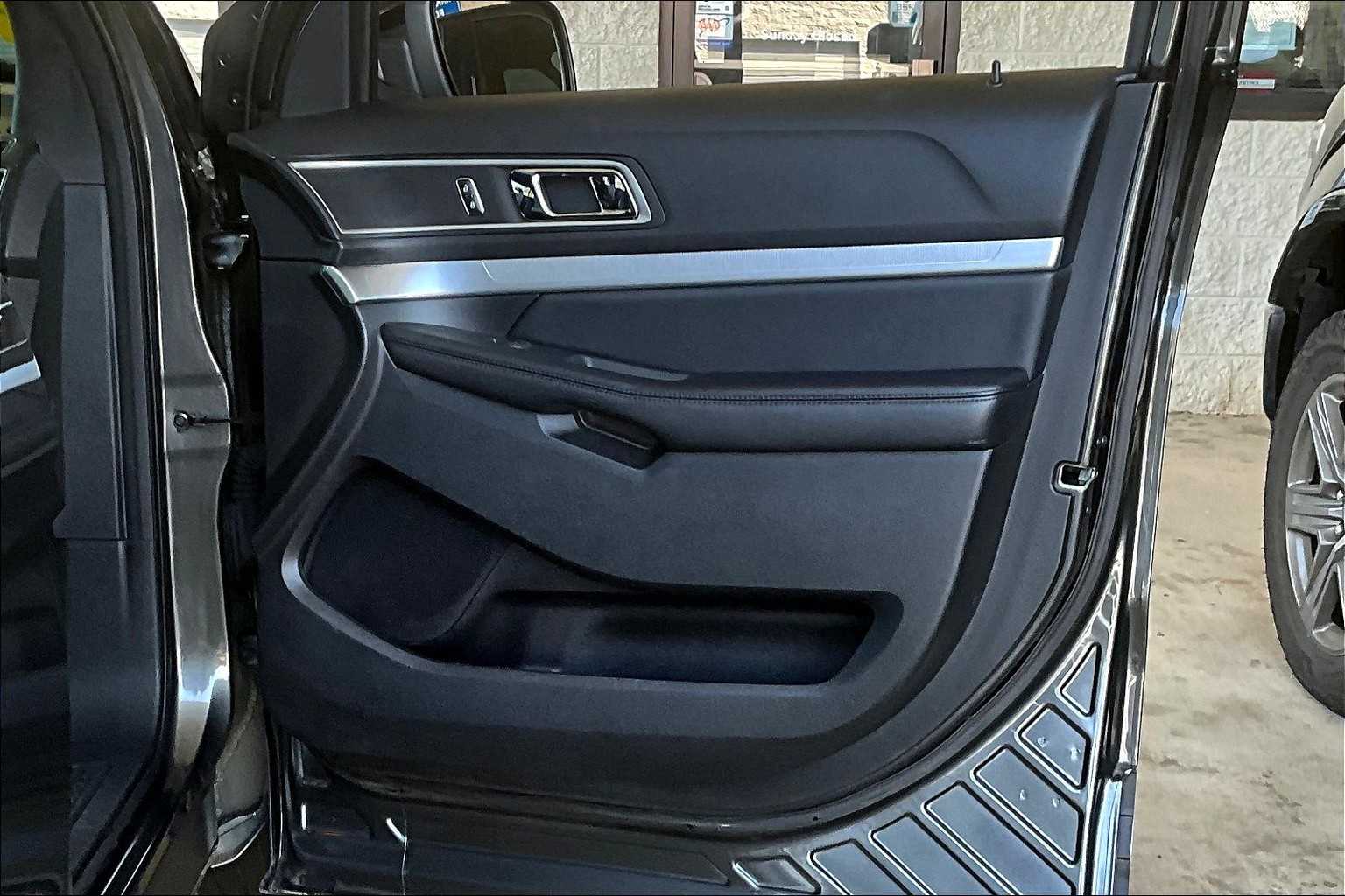 2017 Ford Explorer XLT photo 21