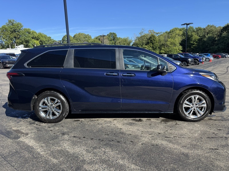 2022 Toyota Sienna XSE photo 2