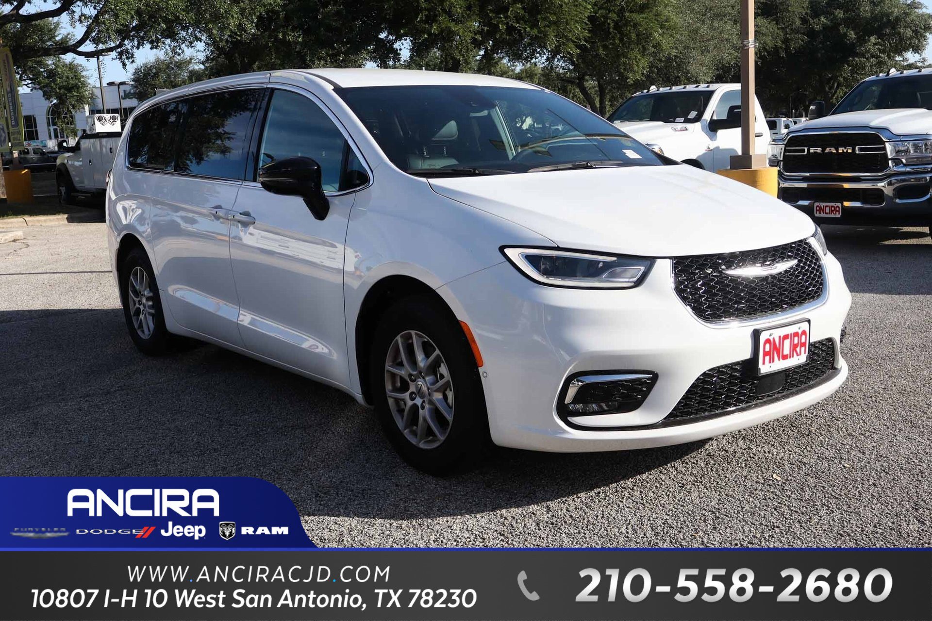 2025 Chrysler Pacifica Select's photo