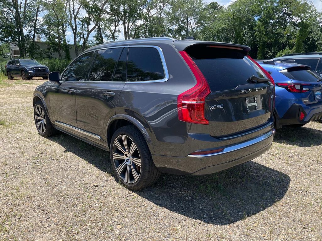 2025 Volvo V60 Cross Country B5 photo 2