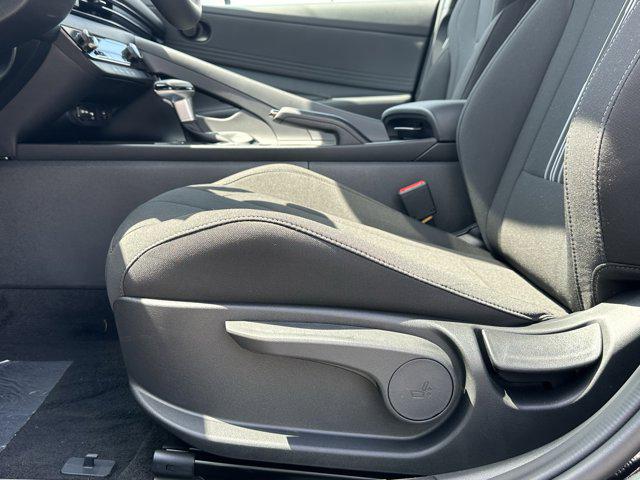 2025 Hyundai Elantra SEL Sport photo 9