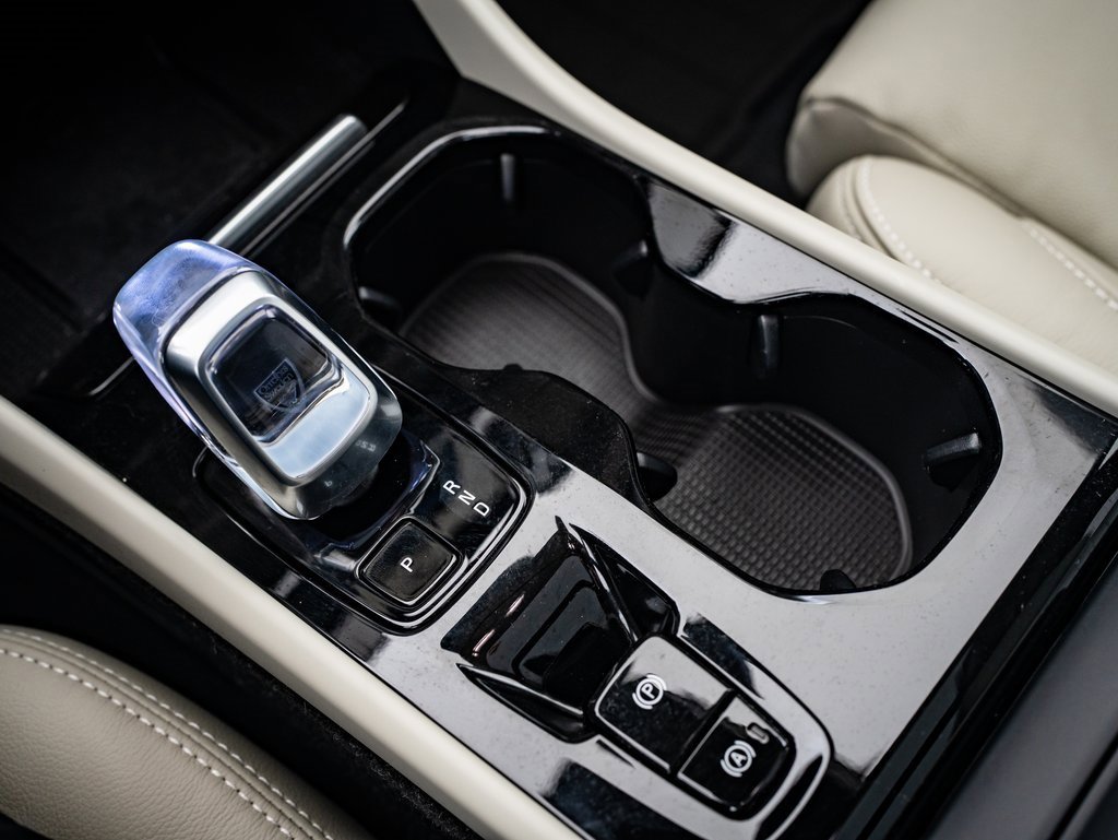 2024 Volvo XC40 Plus photo 29