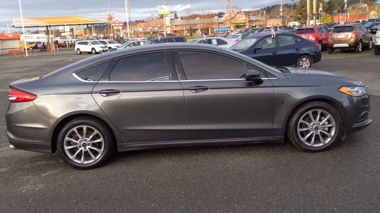 2017 Ford Fusion SE photo 2