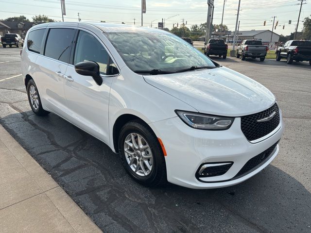 2024 Chrysler Pacifica Touring L photo 8