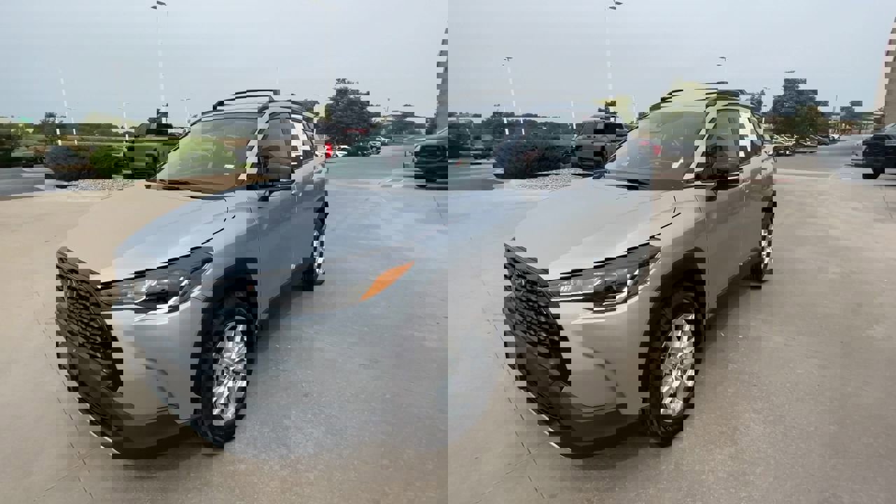 2025 Toyota Corolla Cross LE photo 2