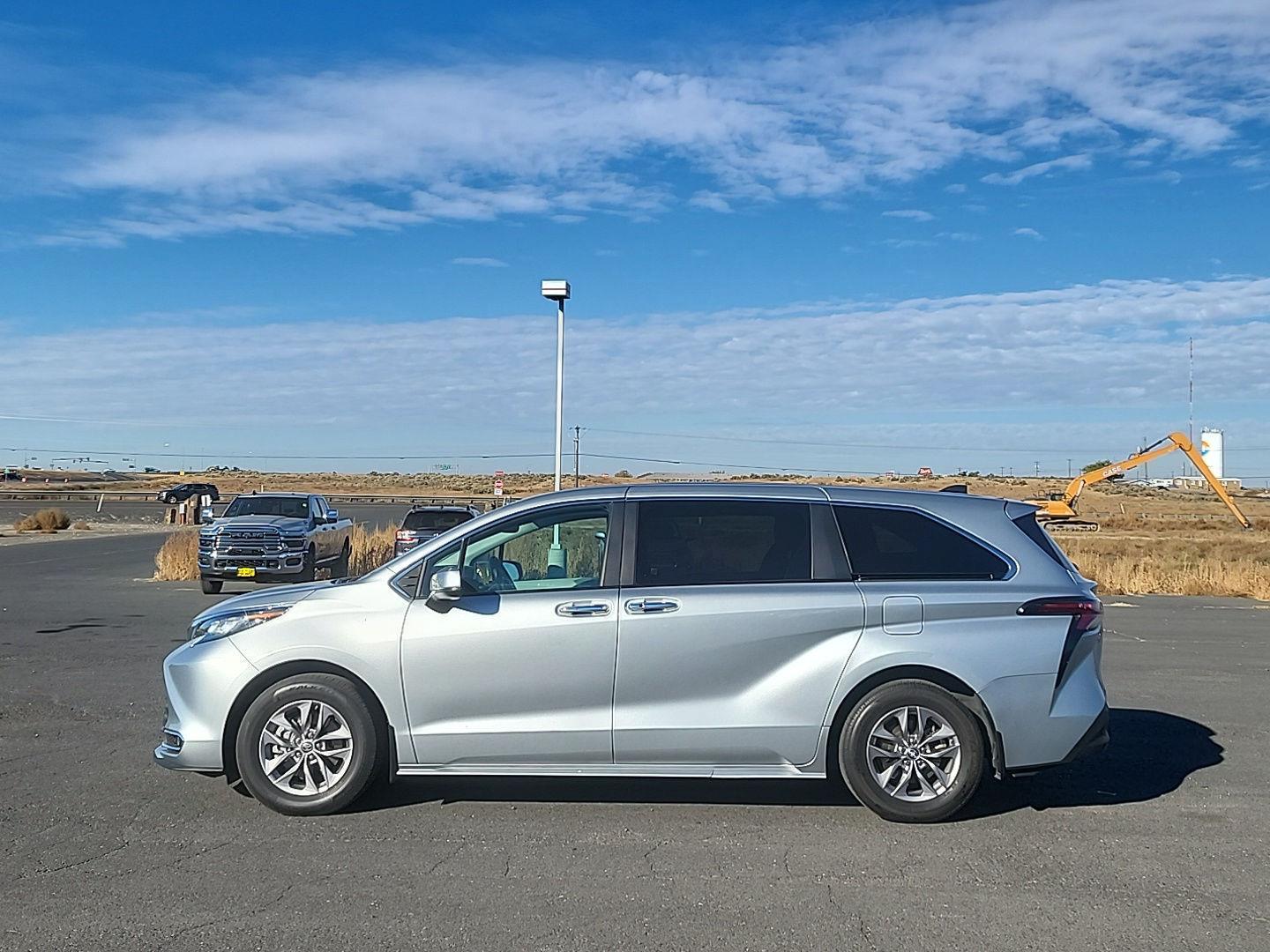 2023 Toyota Sienna XLE photo 2