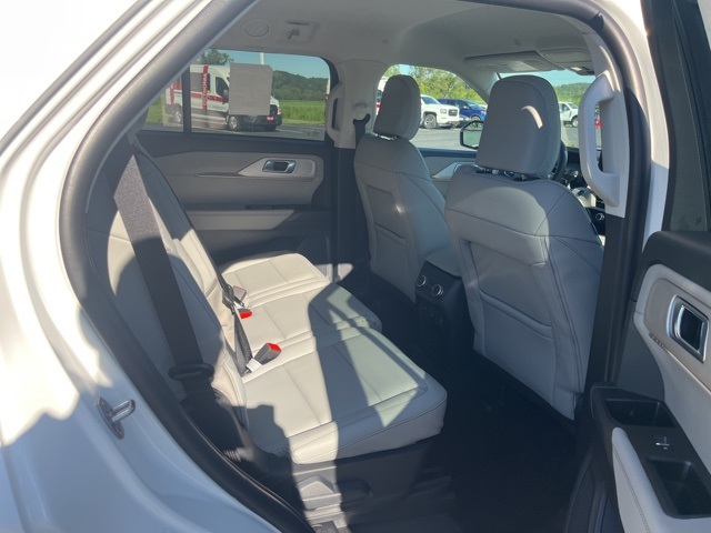 2025 Ford Explorer photo 18