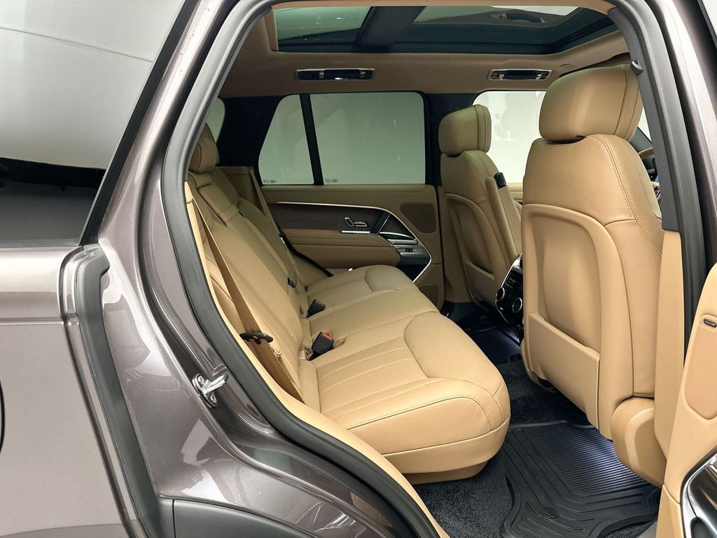 2025 Land Rover Range Rover SE photo 5