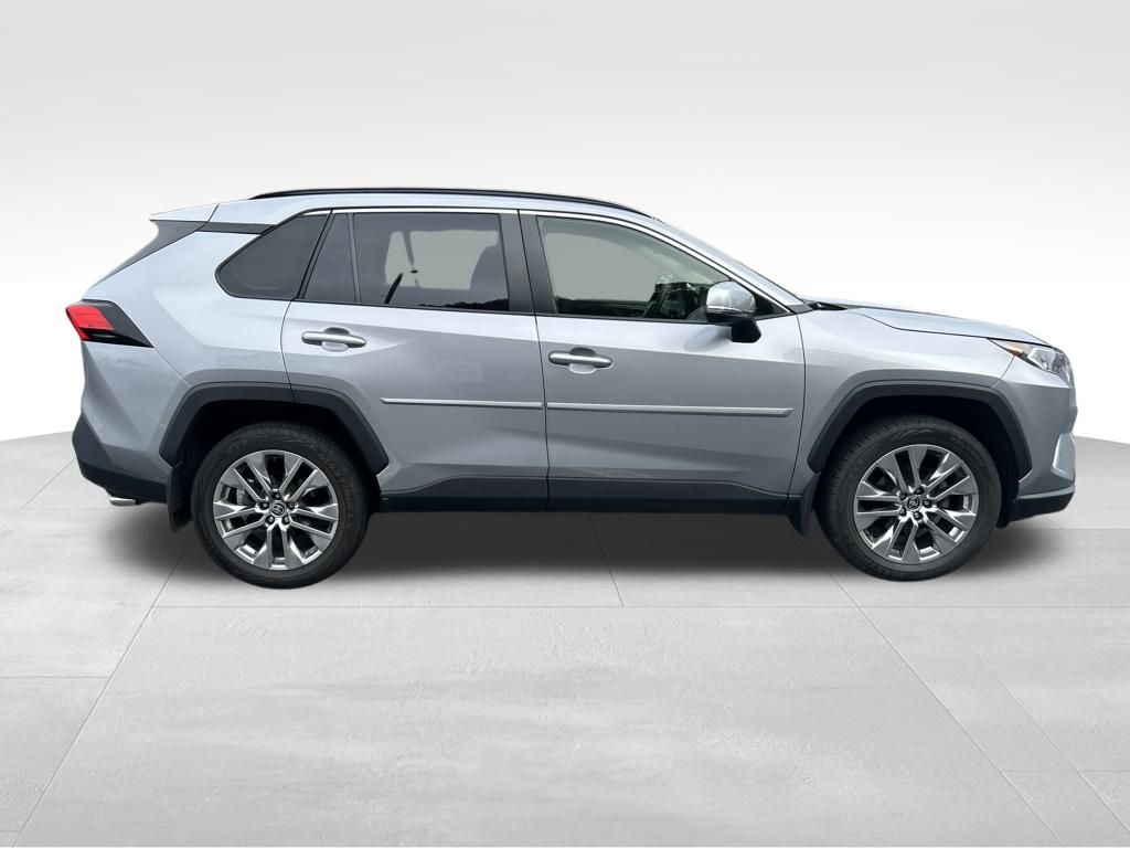 2020 Toyota RAV4 XLE Premium photo 6