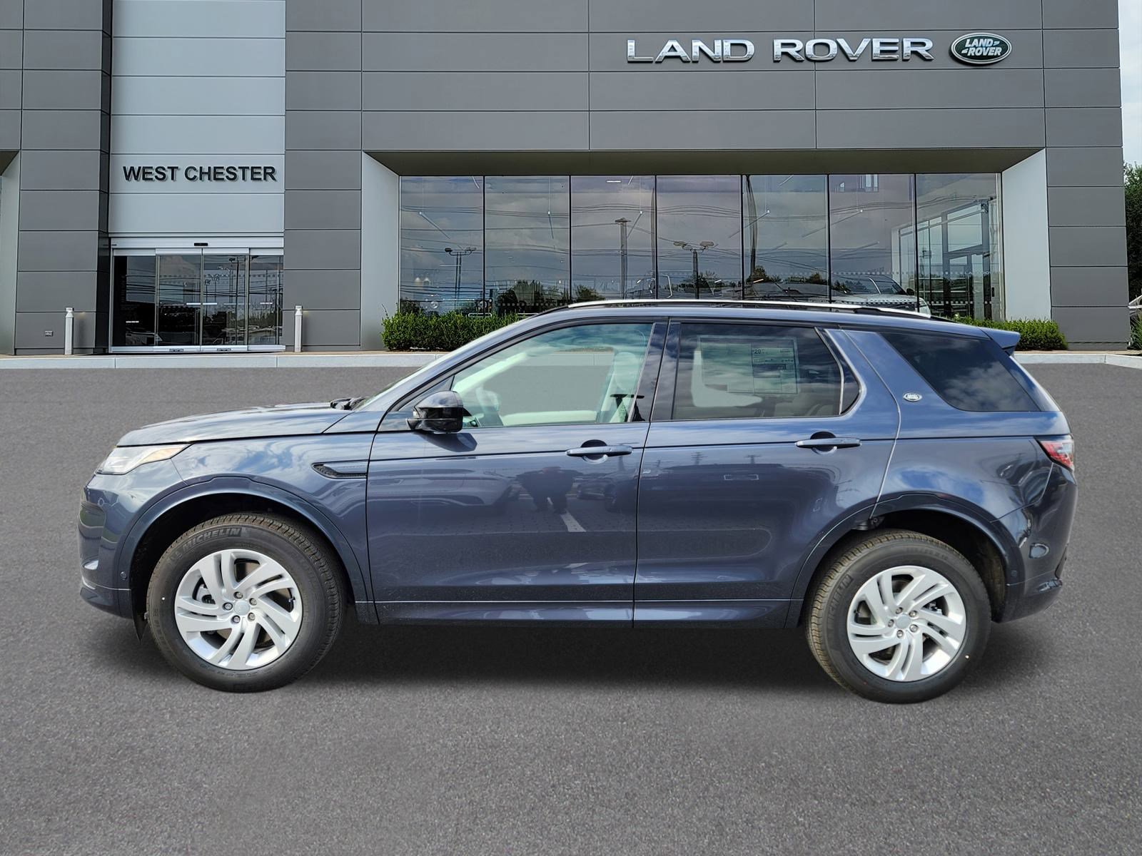 2025 Land Rover Discovery Sport S photo 3