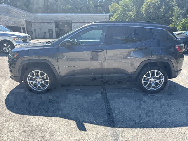 2023 Jeep Compass Latitude Lux photo 2
