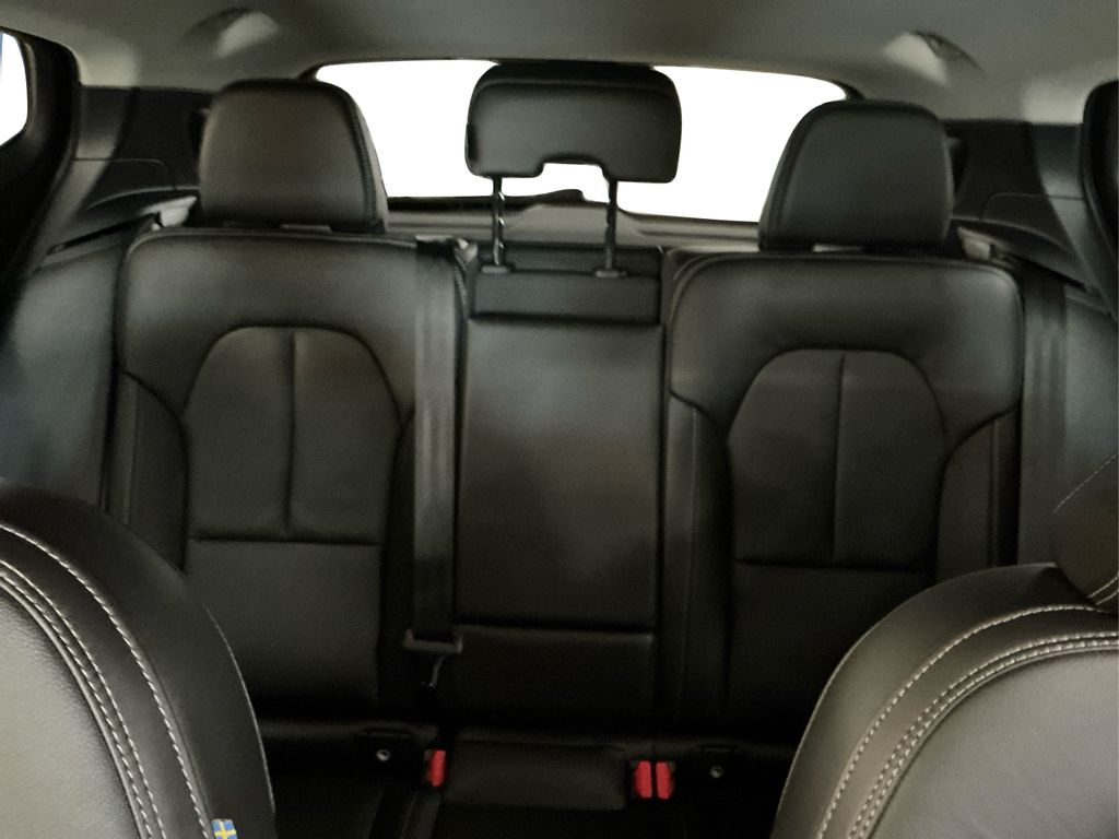 2023 Volvo XC40 Plus photo 10