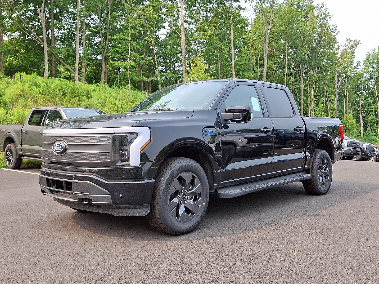2025 Ford F-150 Lightning Lariat photo 2