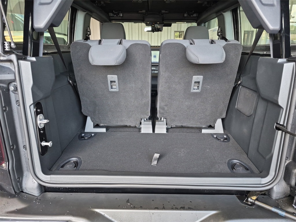 2025 Ford Bronco Base photo 13
