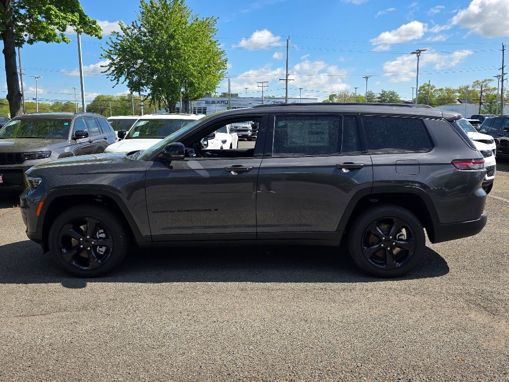 2025 Jeep Grand Cherokee Laredo Altitude photo 6