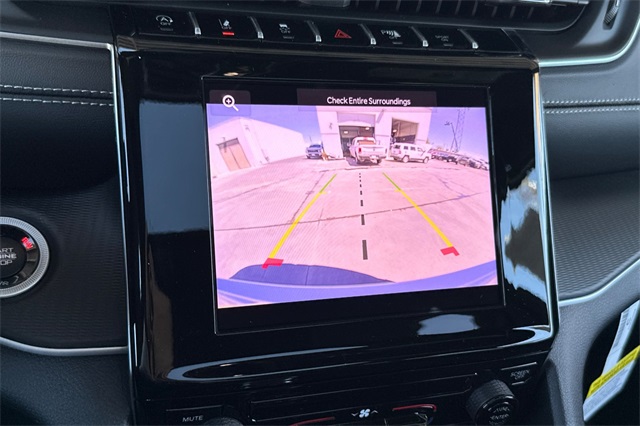 2025 Jeep Grand Cherokee Laredo X photo 2