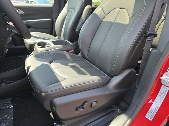 2026 Chrysler Pacifica photo 4