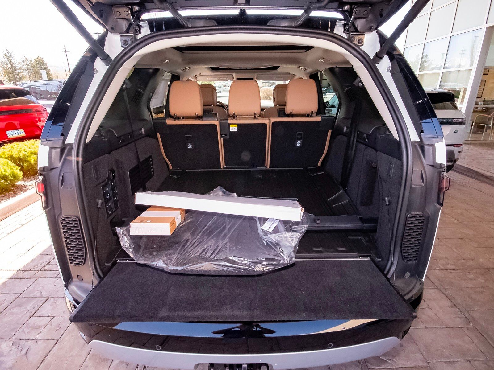 2025 Land Rover Discovery Metropolitan Edition photo 49
