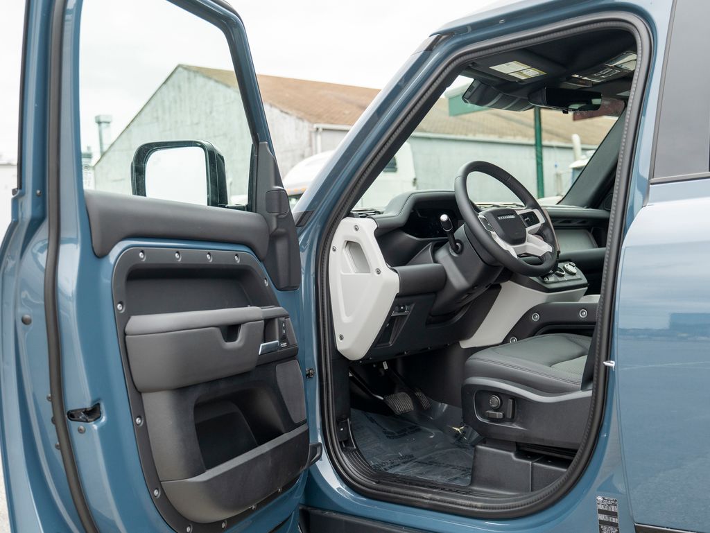 2025 Land Rover Defender 110 X-Dynamic SE photo 10