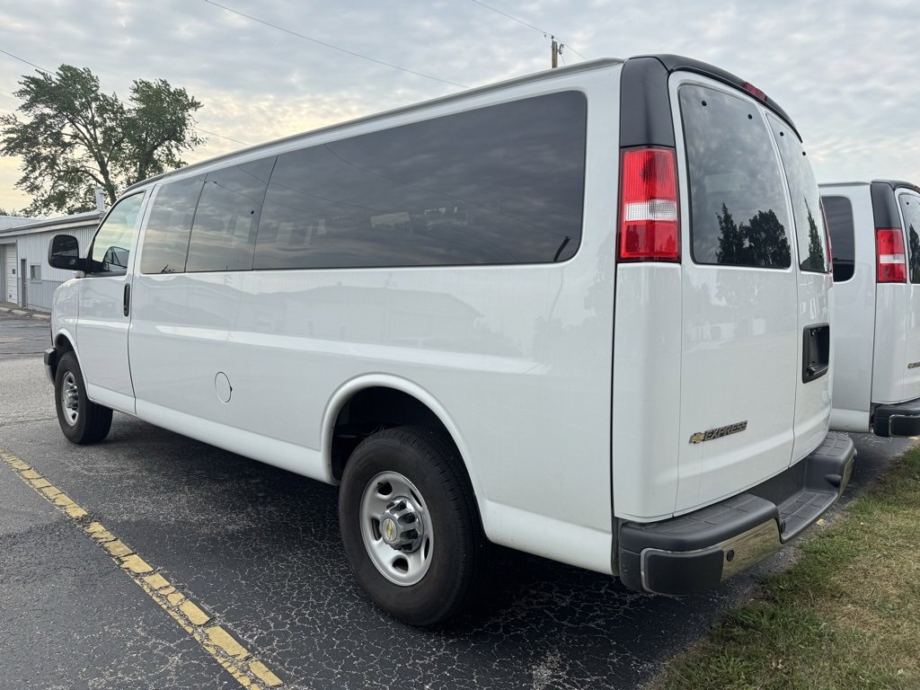 2024 Chevrolet Express Passenger 3500 photo 5