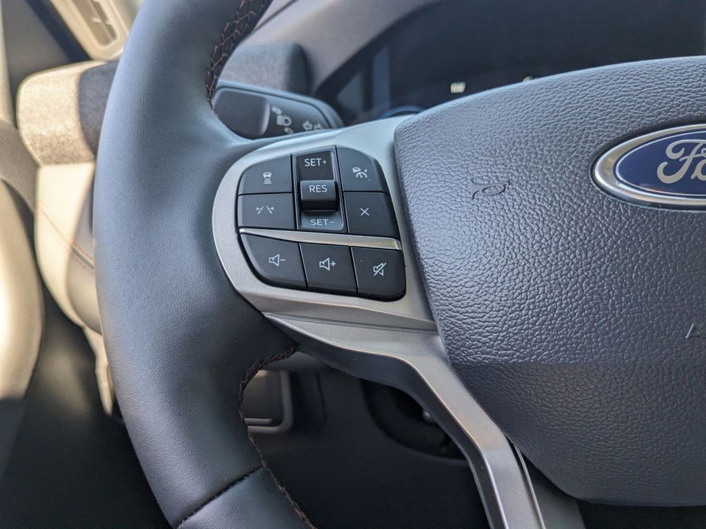 2025 Ford Explorer photo 28