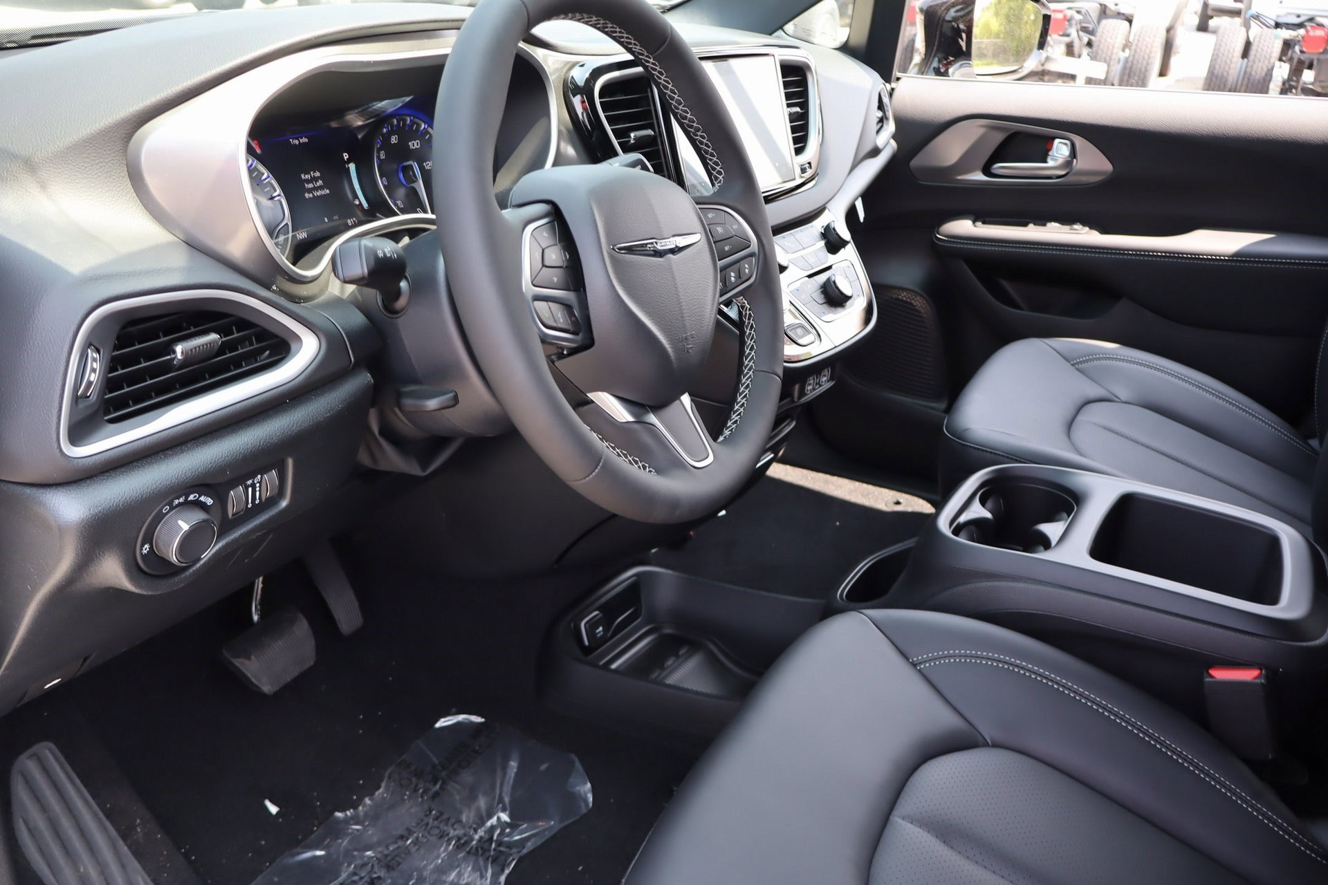 2025 Chrysler Voyager LX photo 17