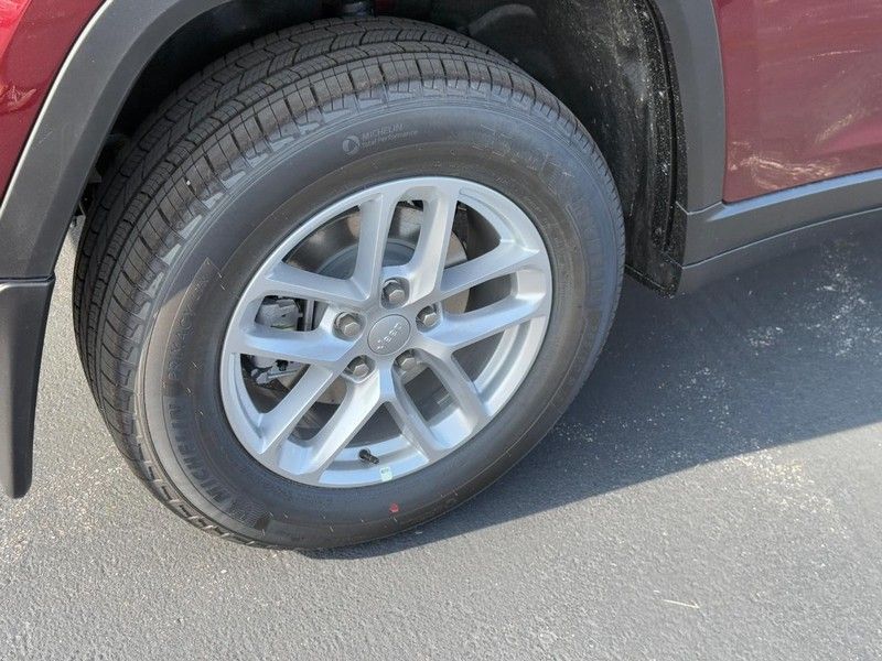 2025 Jeep Grand Cherokee Laredo X photo 3