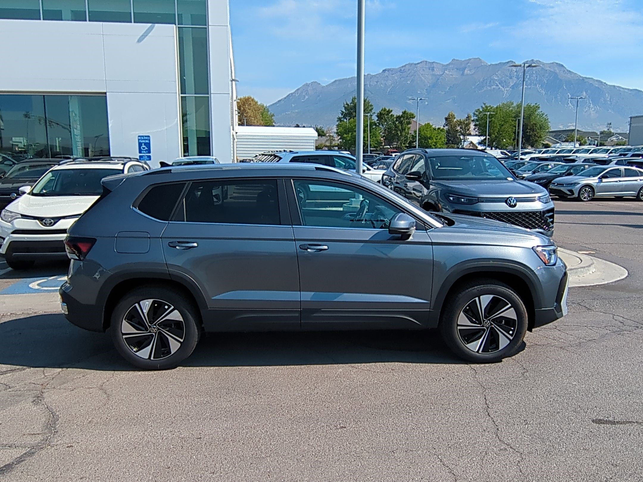 2025 Volkswagen Taos SE photo 2