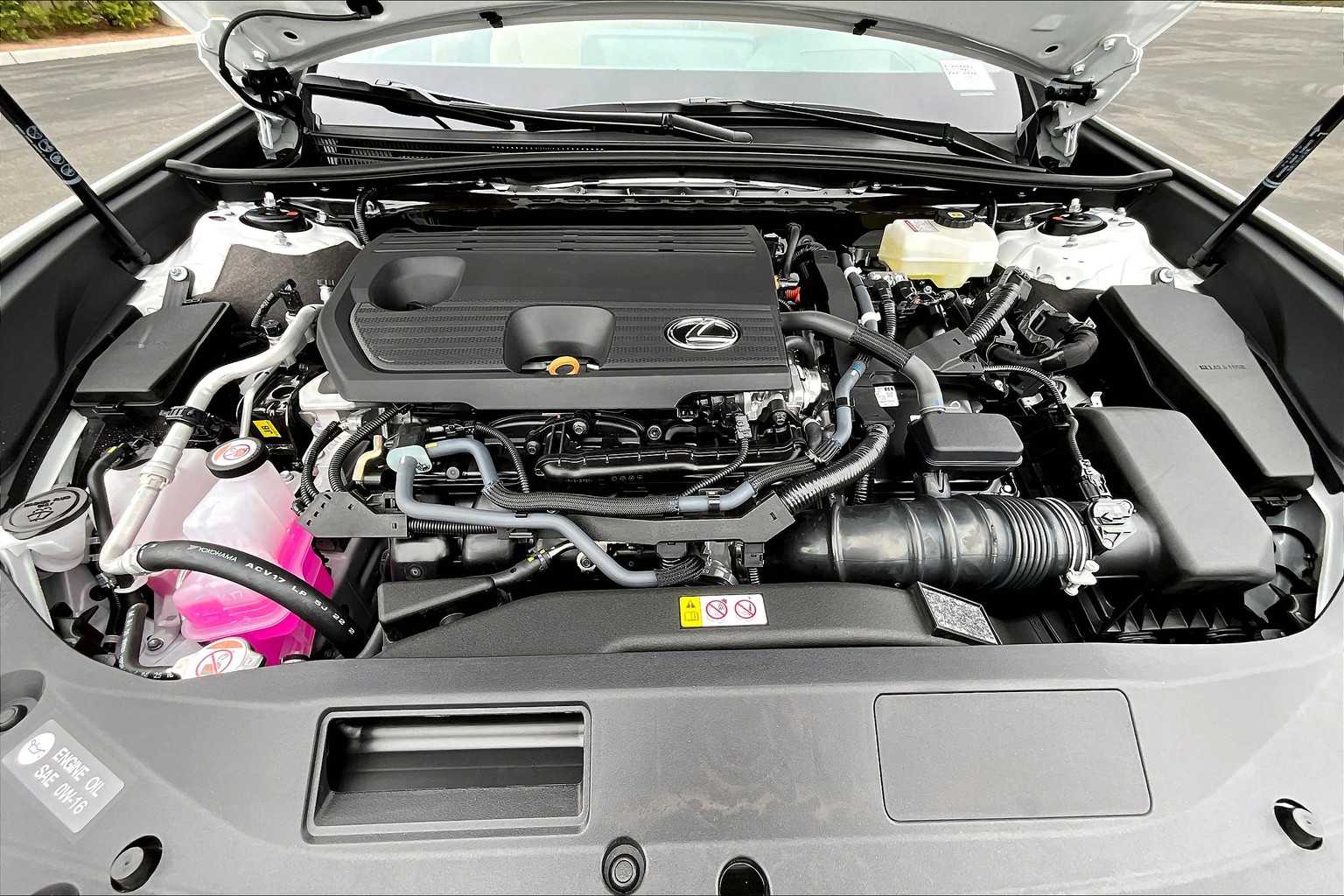 2025 Lexus ES 300h photo 18