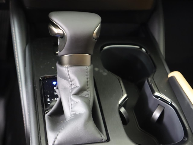 2025 Lexus ES 300h photo 18