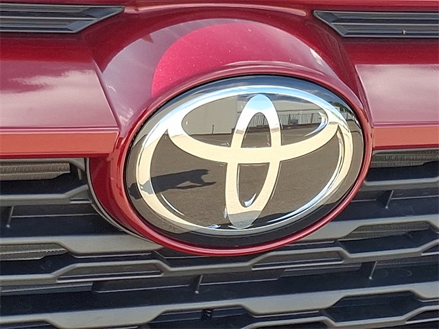 2025 Toyota RAV4 Hybrid XLE photo 17