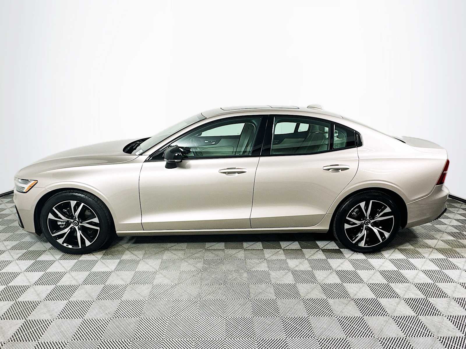 2025 Volvo S60 B5 Core photo 4