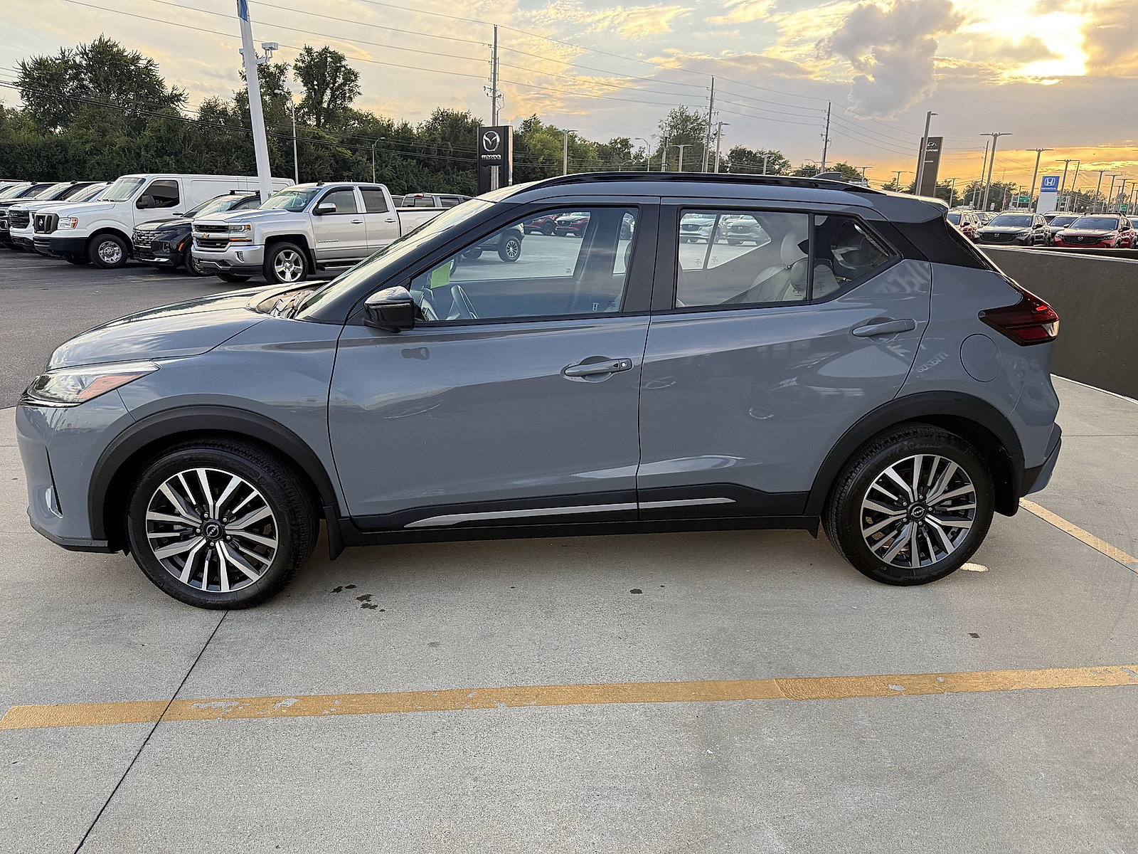 2023 Nissan Kicks SR photo 3
