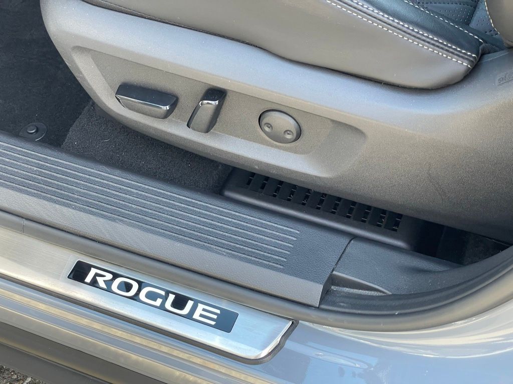 2023 Nissan Rogue Platinum photo 12