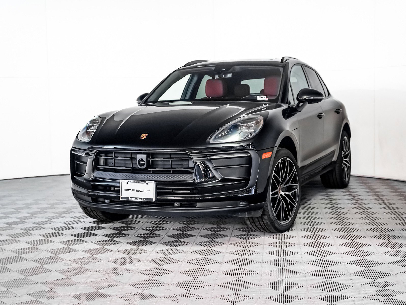 2025 Porsche Macan's photo