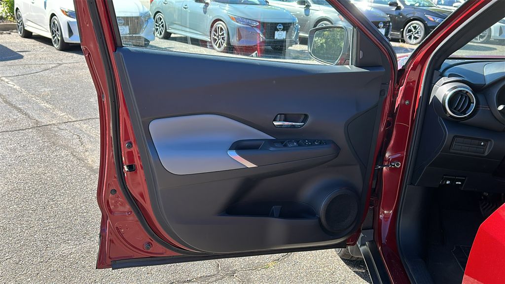 2022 Nissan Kicks SR photo 9