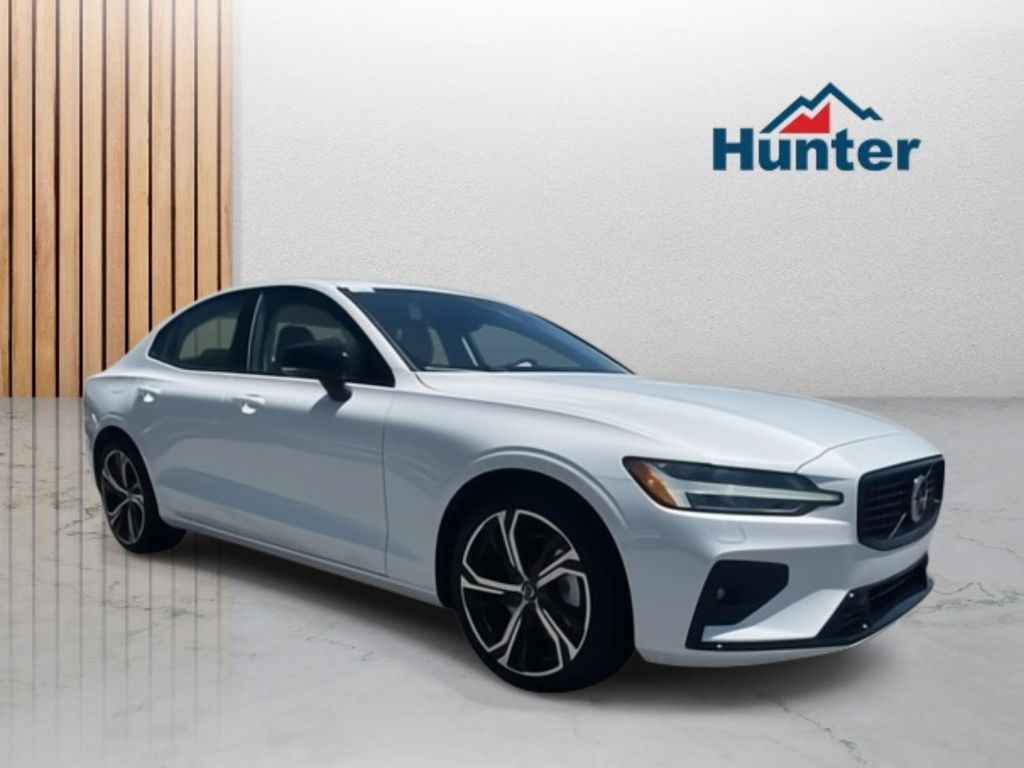 2024 Volvo S60 Plus's photo