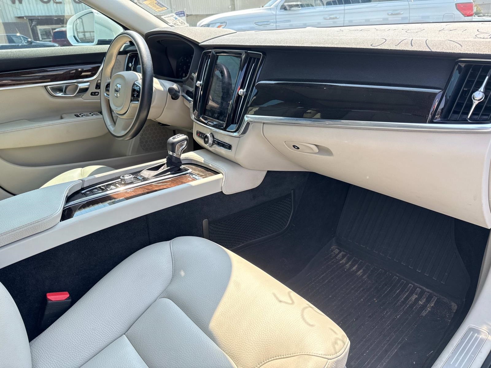 2018 Volvo S90 T6 Momentum photo 5