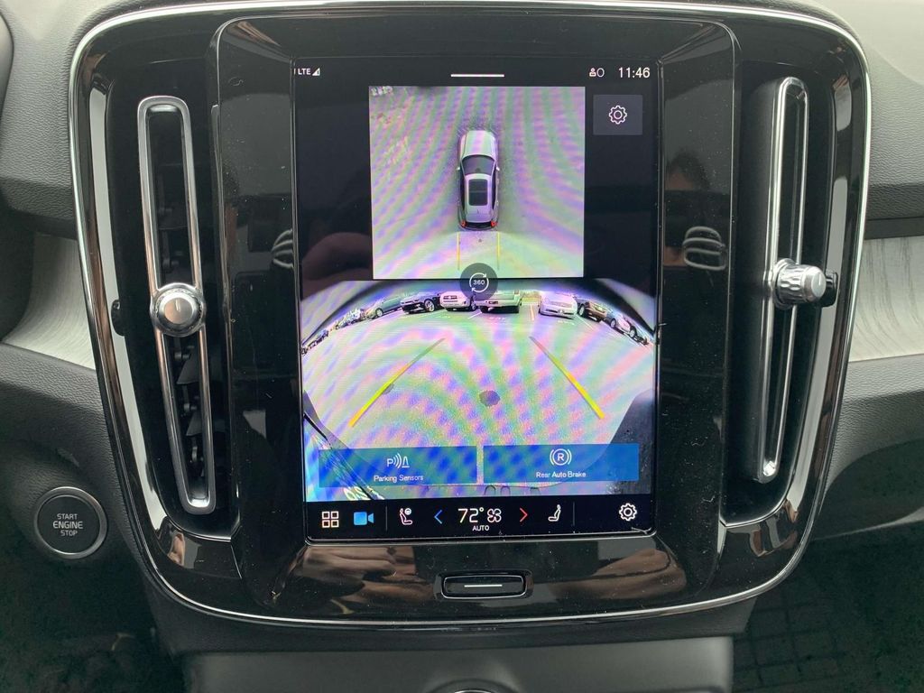 2025 Volvo XC40 AWD Plus photo 8