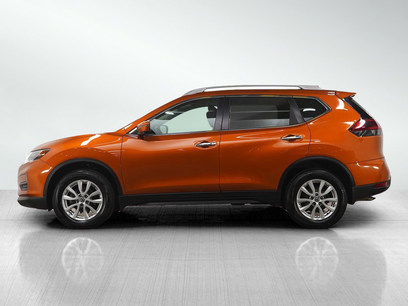 Used 2018 Nissan Rogue SV with VIN 5N1AT2MV6JC762774 for sale in Burnsville, Minnesota