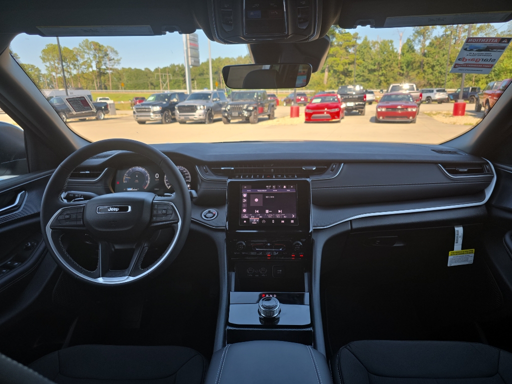 2025 Jeep Grand Cherokee Laredo photo 14