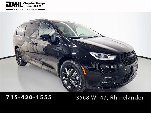 2026 Chrysler Pacifica Select's photo