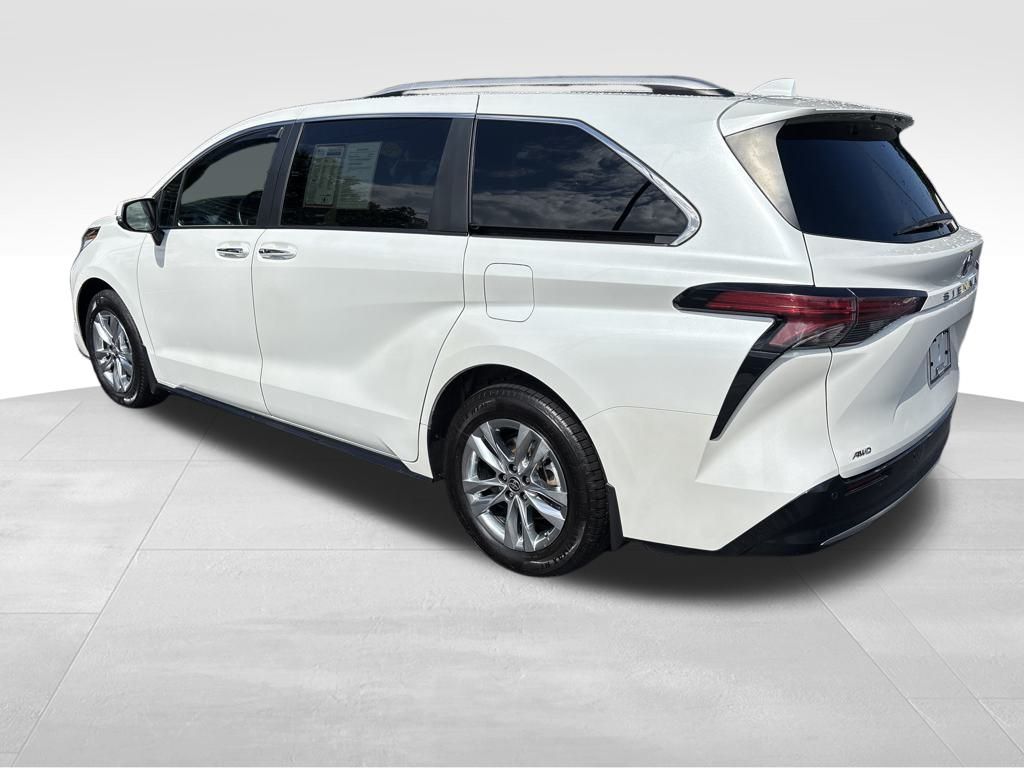 2022 Toyota Sienna Limited photo 3
