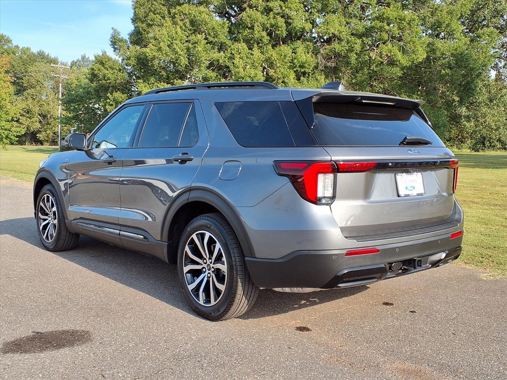 2025 Ford Explorer ST-Line photo 16